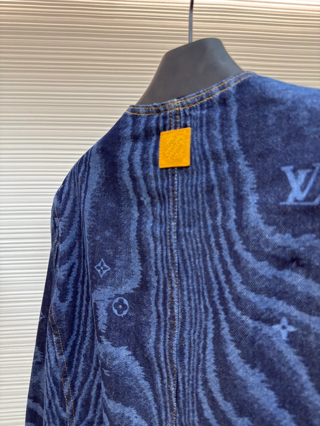 LOUISVUITTON tree pattern denim jacket ●Authentic product: Purchased and developed by 29165 ●Item number: 1680103-B85 ●Fabric: denim fabric ●Technology: printing production ●Version: fitted version ●Weight: about 910 grams ●Size: 46-48-50-52 ●Description: The upper body effect refers to the FW25 early autumn men's series collarless denim rivet full-width logo printed long-sleeved denim jacket for men in blue. This collarless jacket is paved with denim cloth with the LV Moiré pattern, and the Monogram logo is implicitly integrated into it, creating a silky texture. The Marque L.Vuitton DéPosée nubuck label rests on the back for a modern look paired with matching jeans. The overall wiring is straight and delicate, the fabric is comfortable and soft, and the color is consistent without color difference. It can be matched with the same style to create a fashionable look and control various occasions. Customized accessories, complete with three standards, same style for men and women!